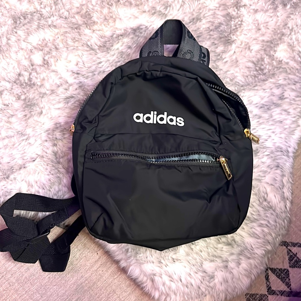 near new ADIDAS LINEAR 11 MINI BACKPACK BLK/Gold/Metallic Front zippered.